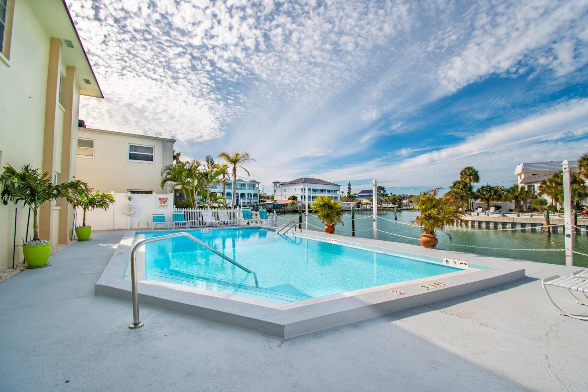 Funshine Pointe Capri Apartment Сейнт Пийт Бийч Екстериор снимка